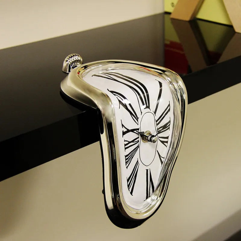 TimeDrip – Dekorative Schmelzuhr mit geräuschlosem Uhrwerk für Regal oder Tischaufsteller