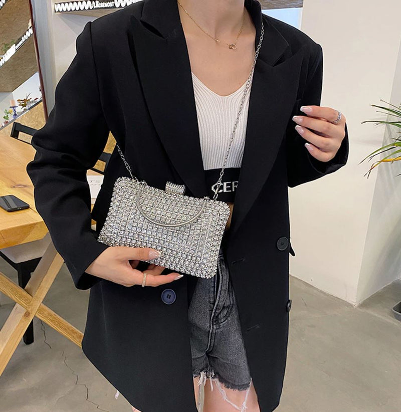 Sorina – Kleine Clutch Tasche mit geometrischem Muster