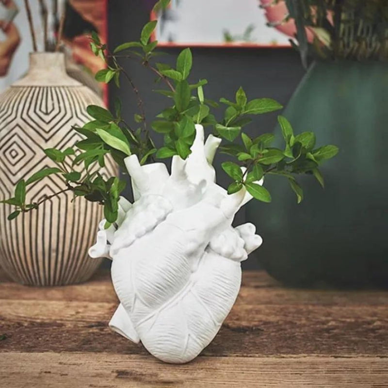 VeraForm – Herzförmige Vase mit skulpturalem Entwerfen für moderne Wohnakzente