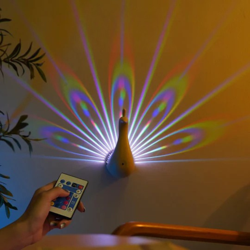 PeaGlow – LED Pfauen Projektorlampe mit Fernbedienung