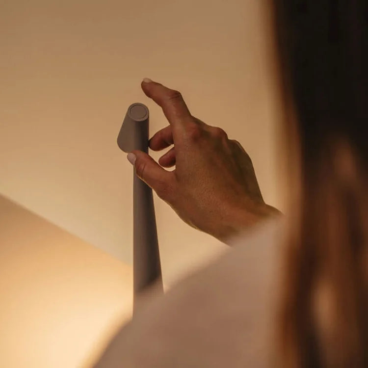 AuraLite - Moderne wiederaufladbare LED Tischlampe mit Berührungssensor für einfache Steuerung