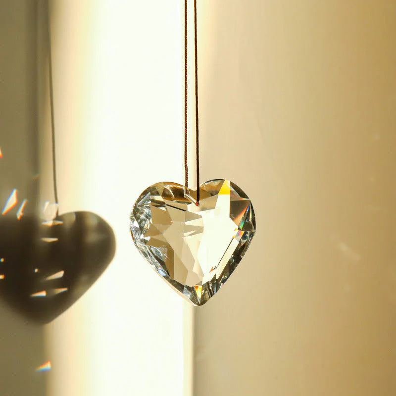 HeartGlow – Dekorativer herzförmiger Sonnenfänger mit einzigartigem Anhängerdesign