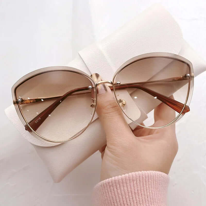 Eliana – Modische Cat-Eye-Sonnenbrille mit dunklen Gläsern und UV-Schutz
