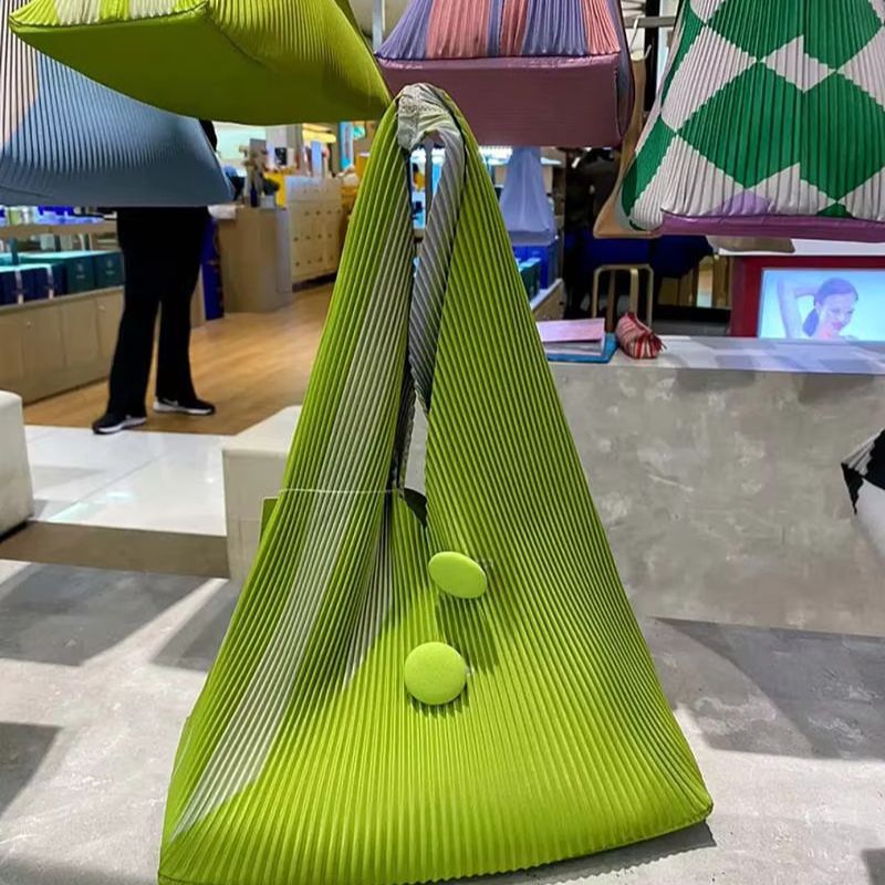 Celina – Stilvolle plissierte Tragetasche mit geräumigem Innenraum und Knopfdesign