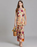 Theresa – Stilvolles Rundhalskleid mit kurzen Ärmeln und gesticktem Entwerfen