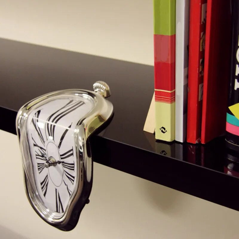 TimeDrip – Dekorative Schmelzuhr mit geräuschlosem Uhrwerk für Regal oder Tischaufsteller
