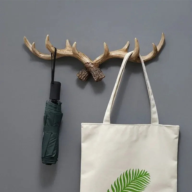 AntleHang – Dekorative Wandhaken in Geweihform und funktionale Aufhängelösung
