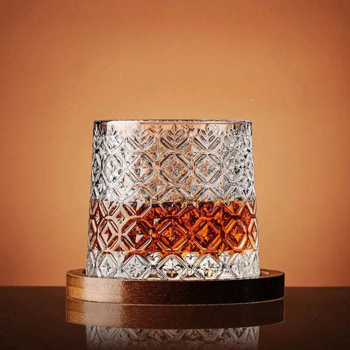 WhiskeySpin – Whiskyglas mit drehbarem Boden für einzigartiges Trinken