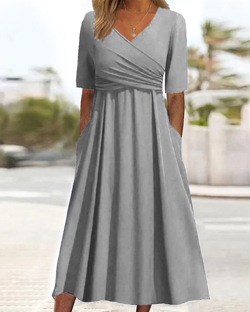Laura - Lässiges V Ausschnitt Kleid mit kurzen Ärmeln und Plissee Entwerfen