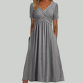Selina – Elegantes Plisseekleid mit V Ausschnitt kurzen Ärmeln und Taschen
