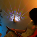 PeaGlow – LED Pfauen Projektorlampe mit Fernbedienung