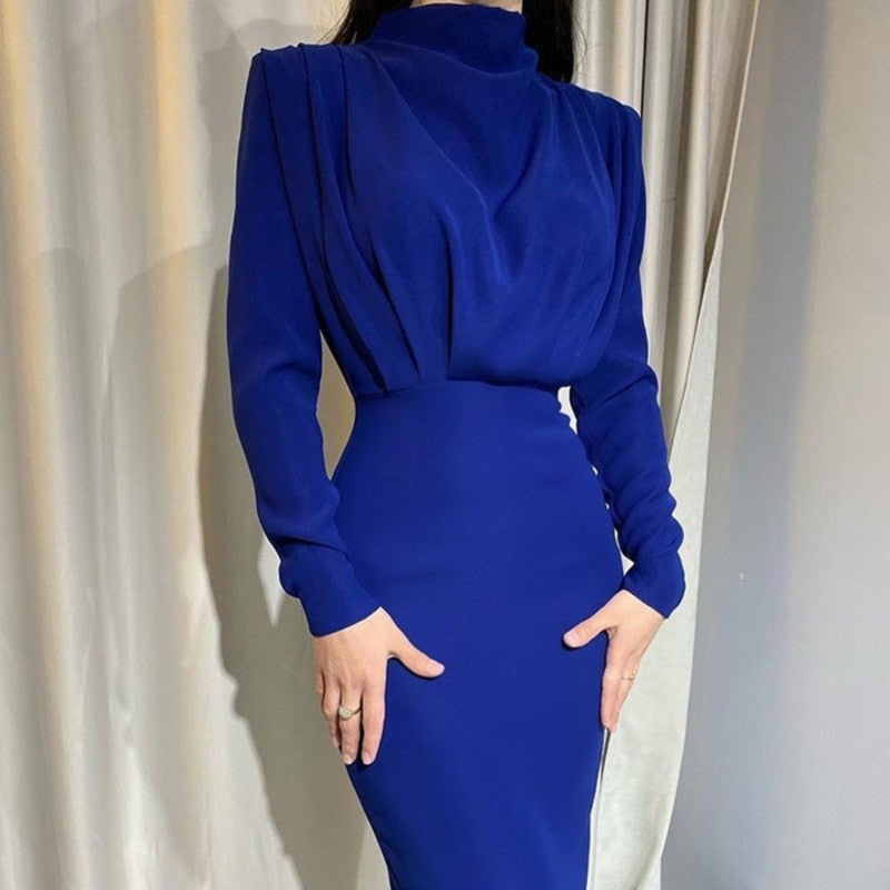Celeste – Figurbetontes Midikleid mit hohem Ausschnitt und langen Ärmeln
