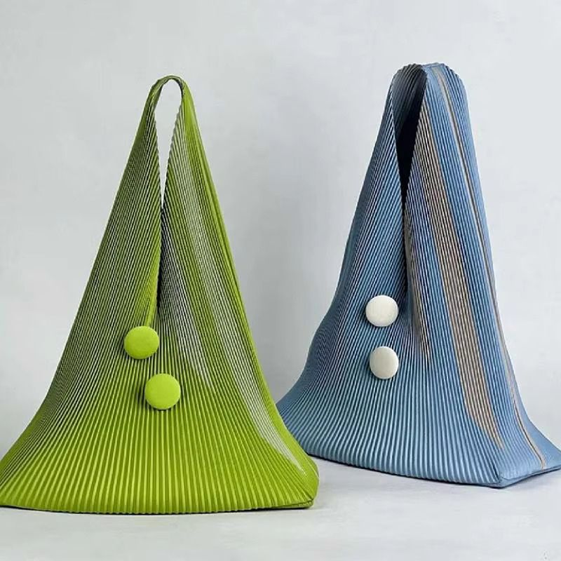 Celina – Stilvolle plissierte Tragetasche mit geräumigem Innenraum und Knopfdesign