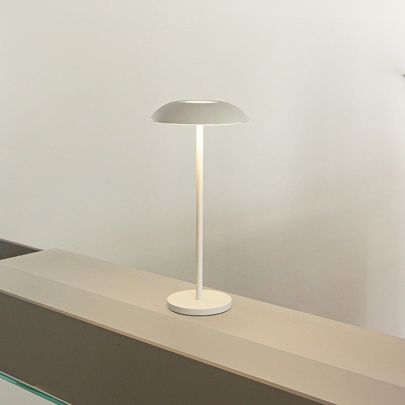 AuraCharge – Tischleuchte mit Touch Steuerung und USB Ladefunktion