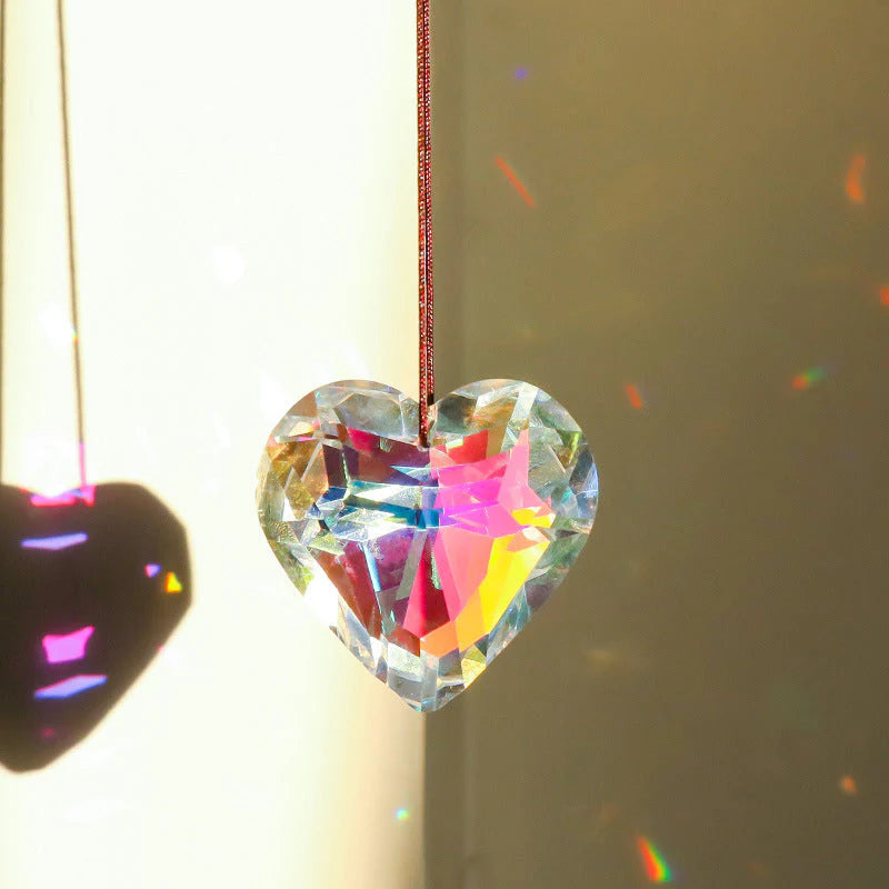 HeartGlow – Dekorativer herzförmiger Sonnenfänger mit einzigartigem Anhängerdesign