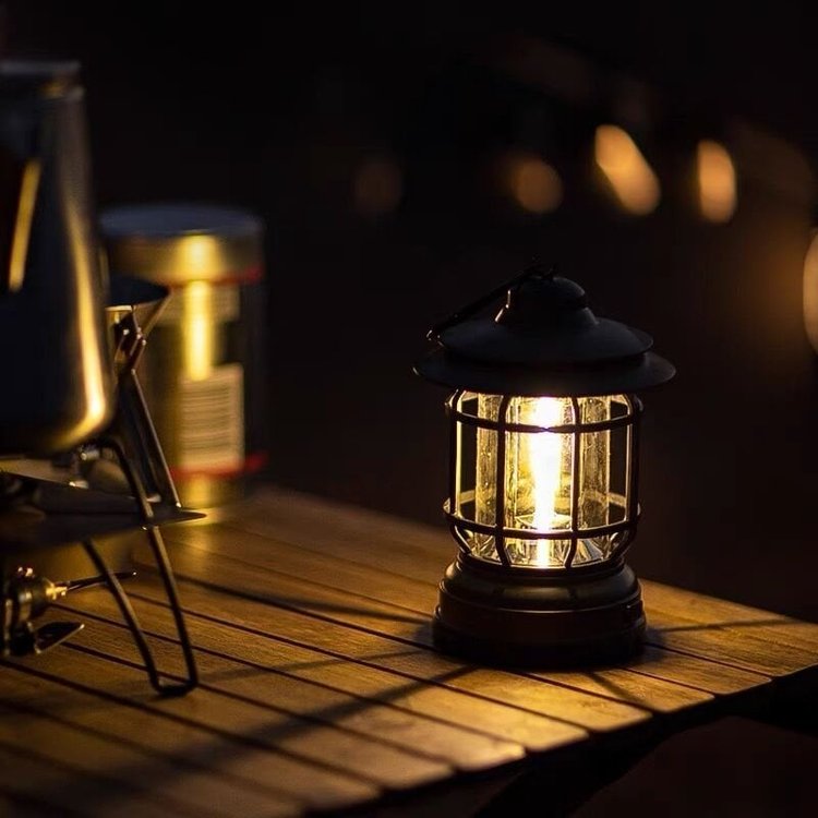 RetroLume - Vintage Kronleuchter mit elegantem Lampenschirm für nostalgische Pendelleuchten