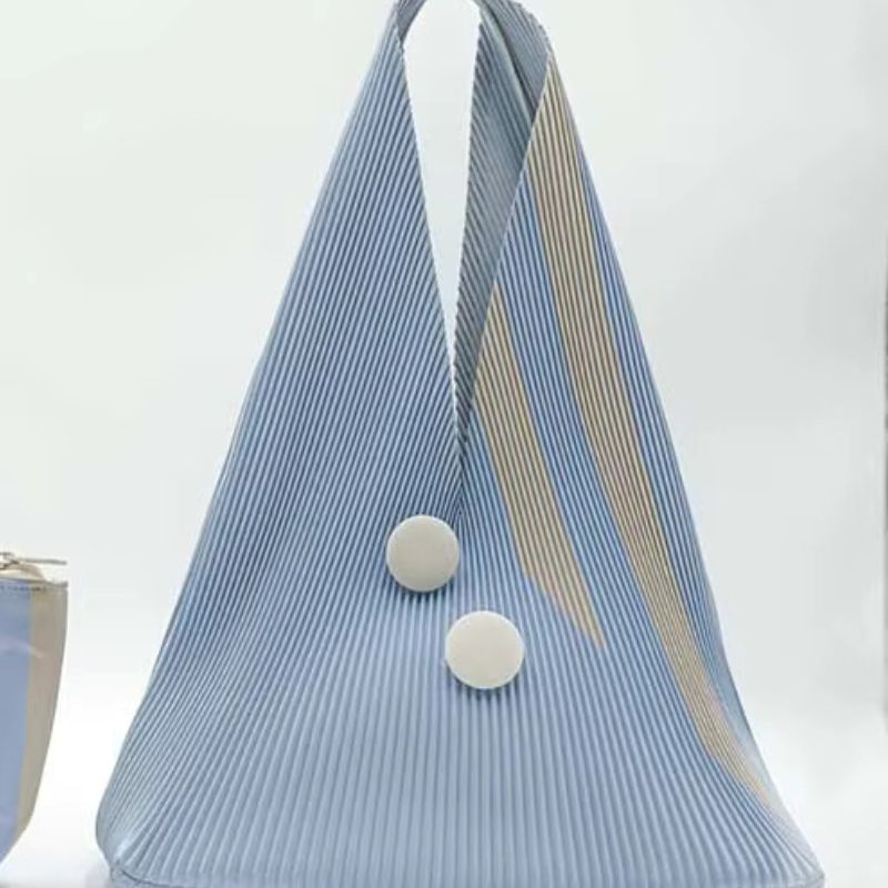 Celina – Stilvolle plissierte Tragetasche mit geräumigem Innenraum und Knopfdesign