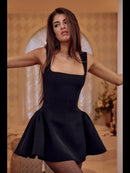 Vivara – Elegantes Minikleid mit Schößchen quadratischem Ausschnitt und ärmellos