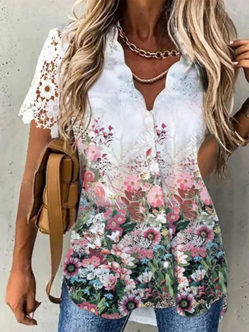 Clara – Einzigartige Bluse mit Knopfleiste und weichem, floralem Design
