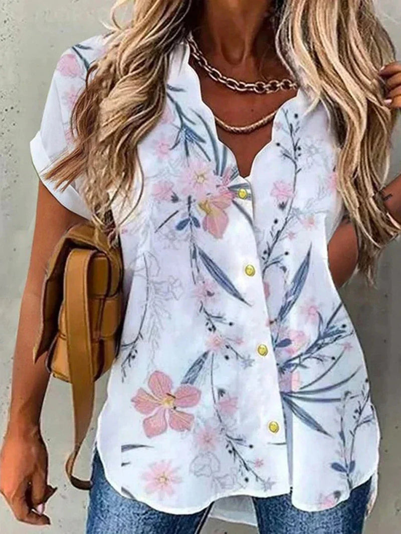 Clara – Einzigartige Bluse mit Knopfleiste und weichem, floralem Design