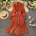 Svenja – Stilvolles Langarm Kleid mit gepunktetem Gürtel und Knöpfen