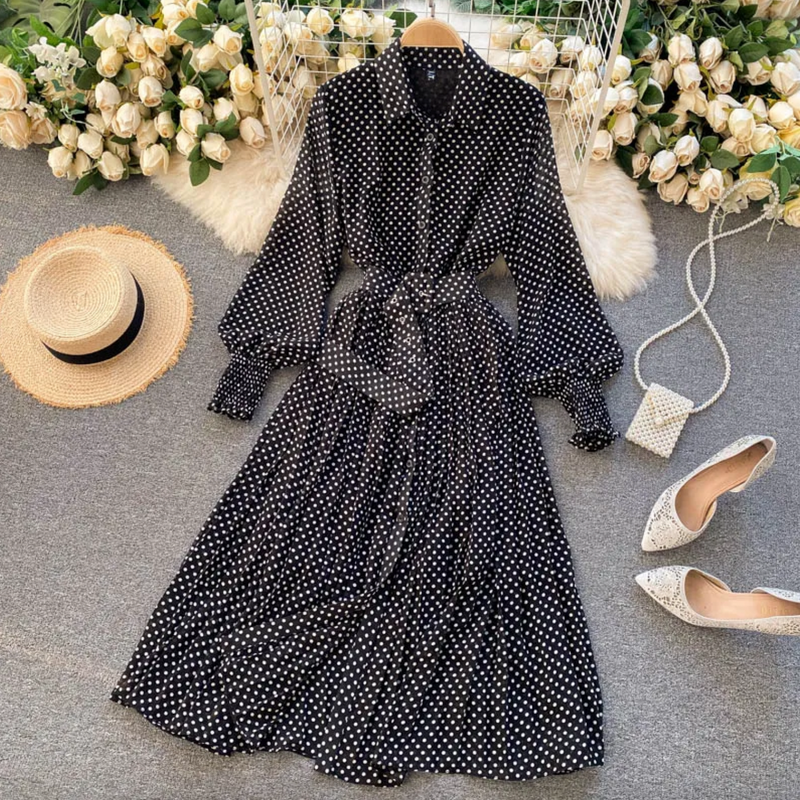 Svenja – Stilvolles Langarm Kleid mit gepunktetem Gürtel und Knöpfen