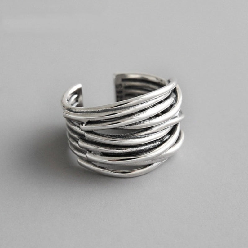 Daria – Verstellbarer Lagenring mit verschlungenem Banddesign