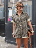 Naomi – Bluse mit Knopfleiste, gerollten Ärmeln und Animal-Print