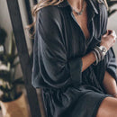 Zelma - Locker sitzendes mittellanges Hemdkleid mit V Ausschnitt Knöpfen und Taschen