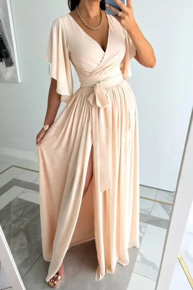Renate – Modisches Kleid mit tiefem V Ausschnitt ausgestellten Ärmeln und seitlichem Schlitz