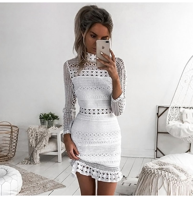 Selin – Weißes Häkelkleid mit hohem Kragen und langen Ärmeln