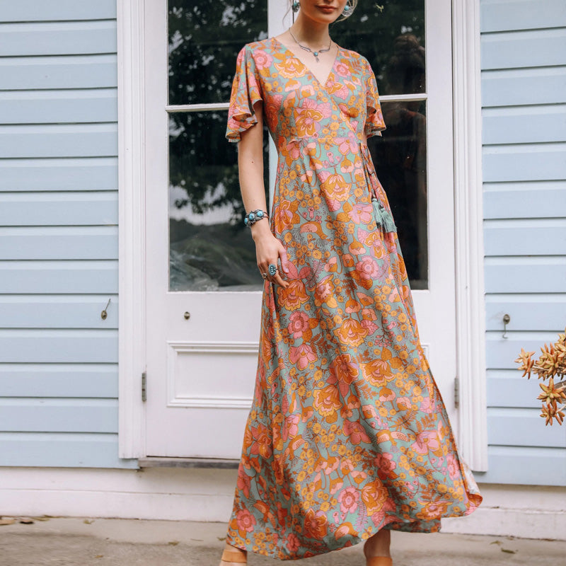 Samira – Maxikleid mit Flatterärmeln und durchgehendem Blumenmuster