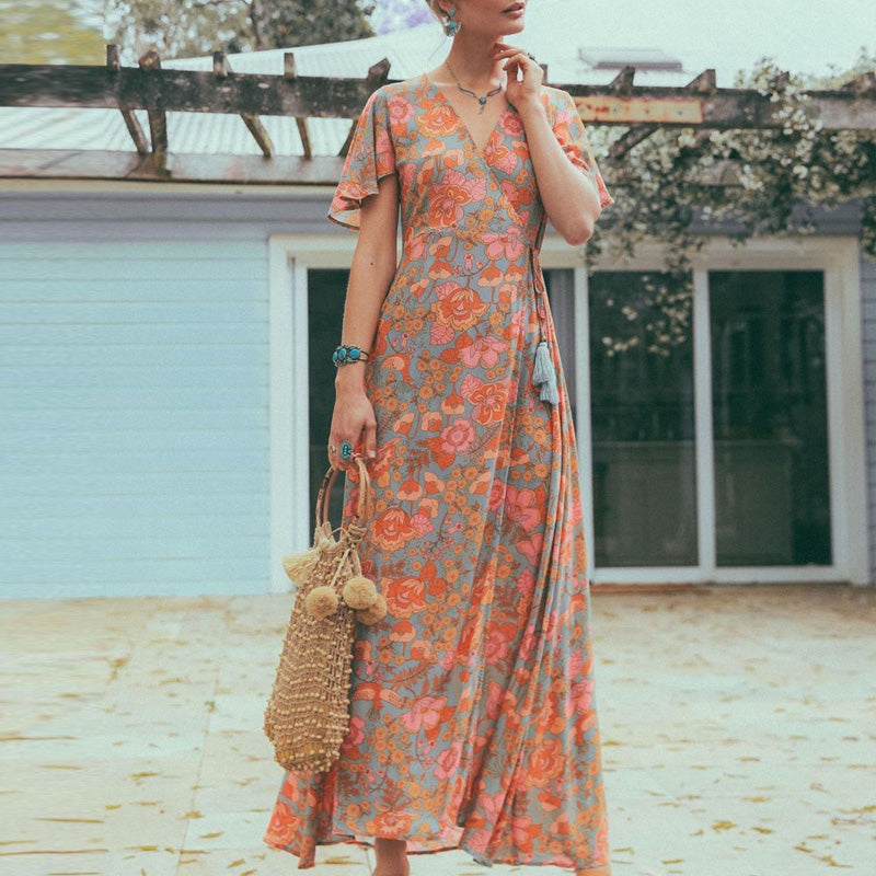 Samira – Maxikleid mit Flatterärmeln und durchgehendem Blumenmuster