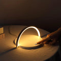 GlowSync – Kabellos aufladbare Schreibtischlampe mit eleganter Beleuchtung und multifunktionalem Entwerfen