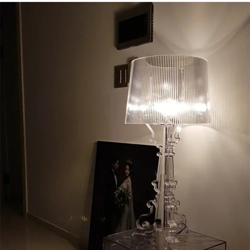 LuxeGlo – Elegante transparente Tischlampe für luxuriöse Wohnkultur