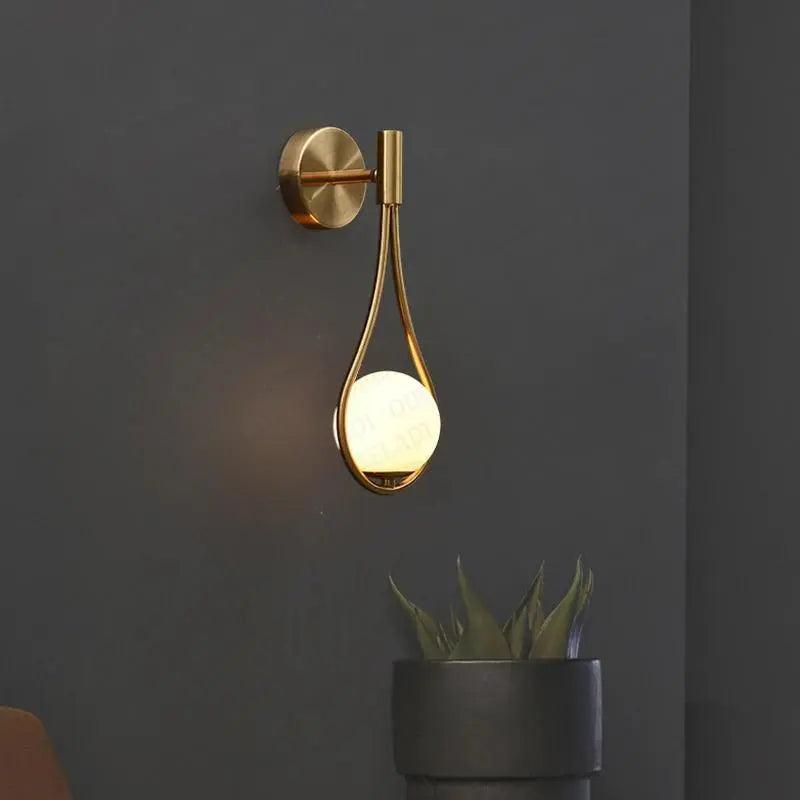LumiGlow –Minimalistische Wandleuchte in eleganter Tropfenform