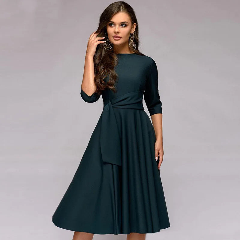 Alina – Stilvolles Langarmkleid mit Rundhalsausschnitt und Gürtel