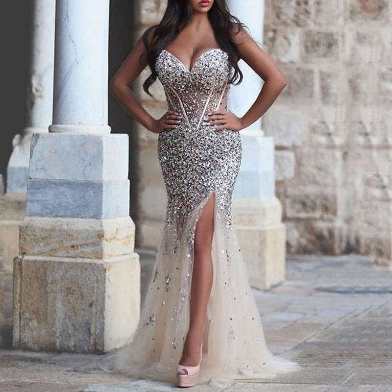 Celeste – Elegantes funkelndes Kleid mit tiefem V-Ausschnitt und hohem Schlitz