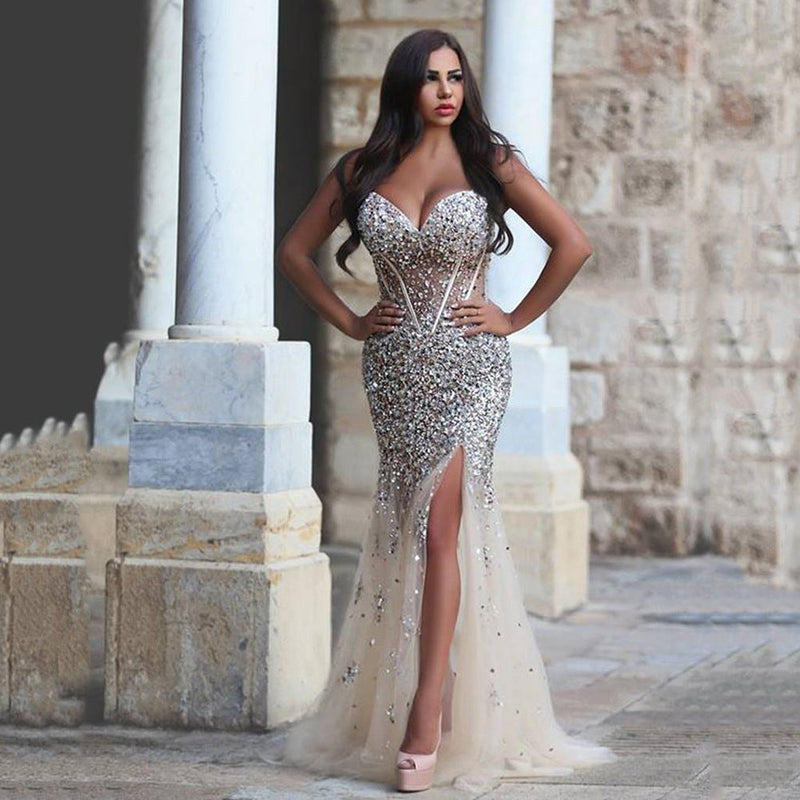 Celeste – Elegantes funkelndes Kleid mit tiefem V-Ausschnitt und hohem Schlitz