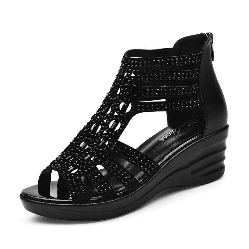 Clara – Keilsandalette mit Schneiden-Ausund sicherem Riemen