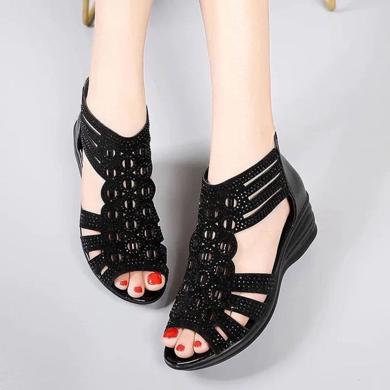 Clara – Keilsandalette mit Schneiden-Ausund sicherem Riemen