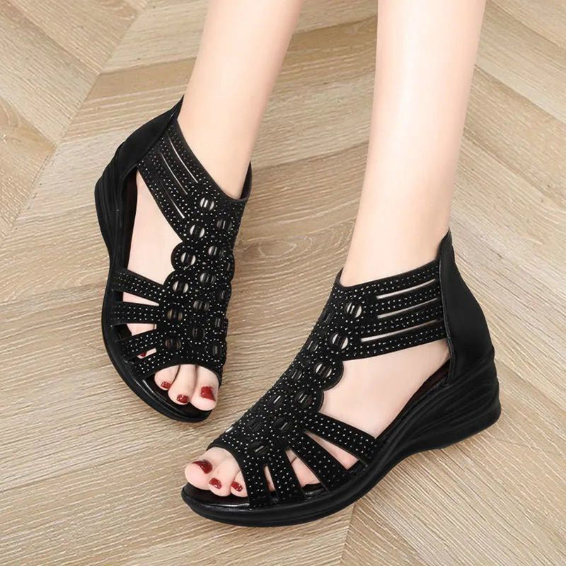 Clara – Keilsandalette mit Schneiden-Ausund sicherem Riemen