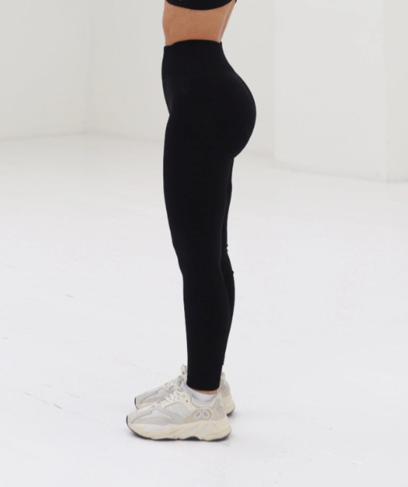 Luise – Leichte Leggings mit hohem Bund und figurformenden Einzelheiten