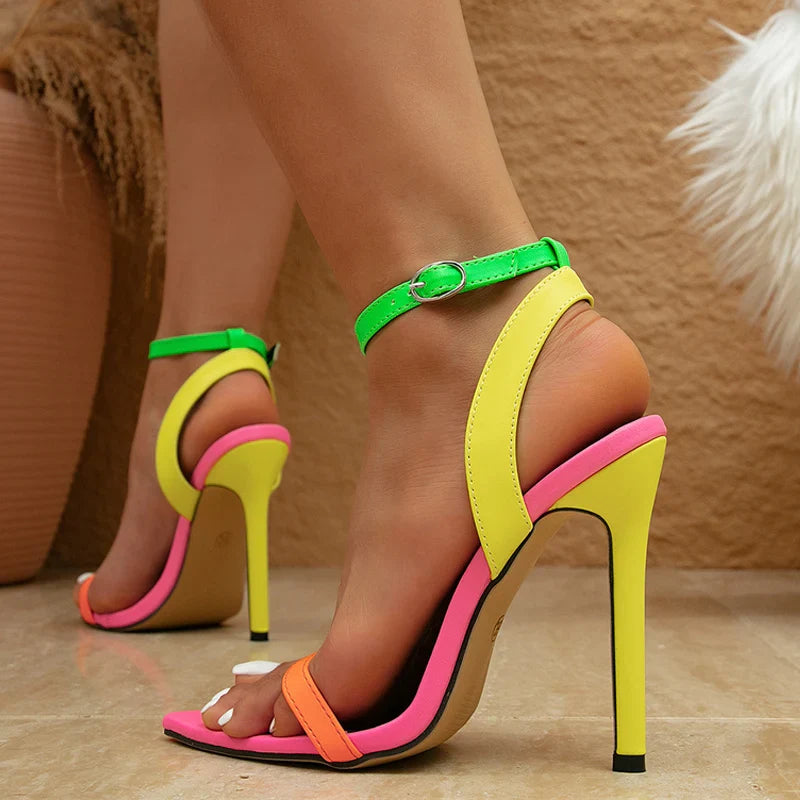 Noura – Riemchen Stiletto Heels mit kräftigen Farben und gepolstertem Schritt