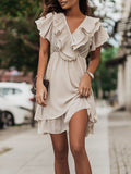Maya – Kurzes Rüschenkleid mit taillierter Taille und fließenden Ärmeln