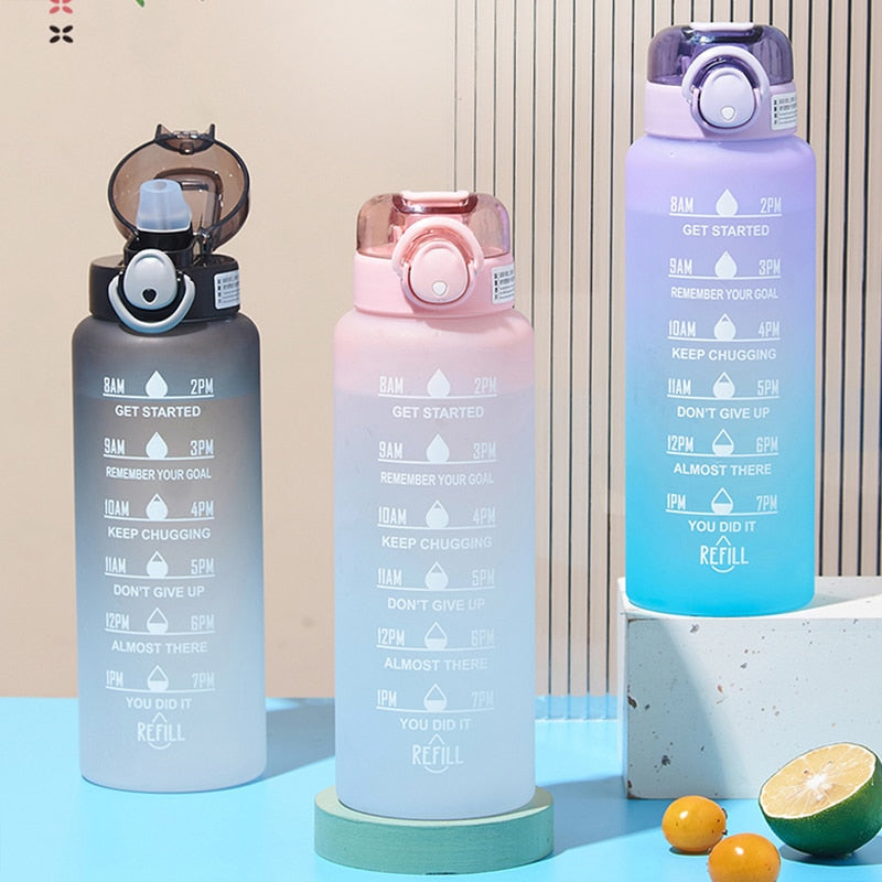 AquaGlide – Tragbare Sport Wasserflasche mit Strohhalm und Schnellöffnungsdesign
