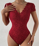 Trude - Bodysuit mit tiefem V Ausschnitt aus Spitze und kurzen Ärmeln