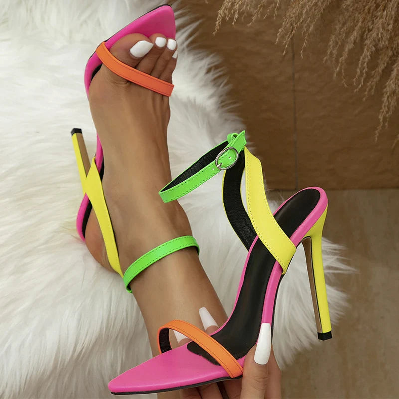 Noura – Riemchen Stiletto Heels mit kräftigen Farben und gepolstertem Schritt