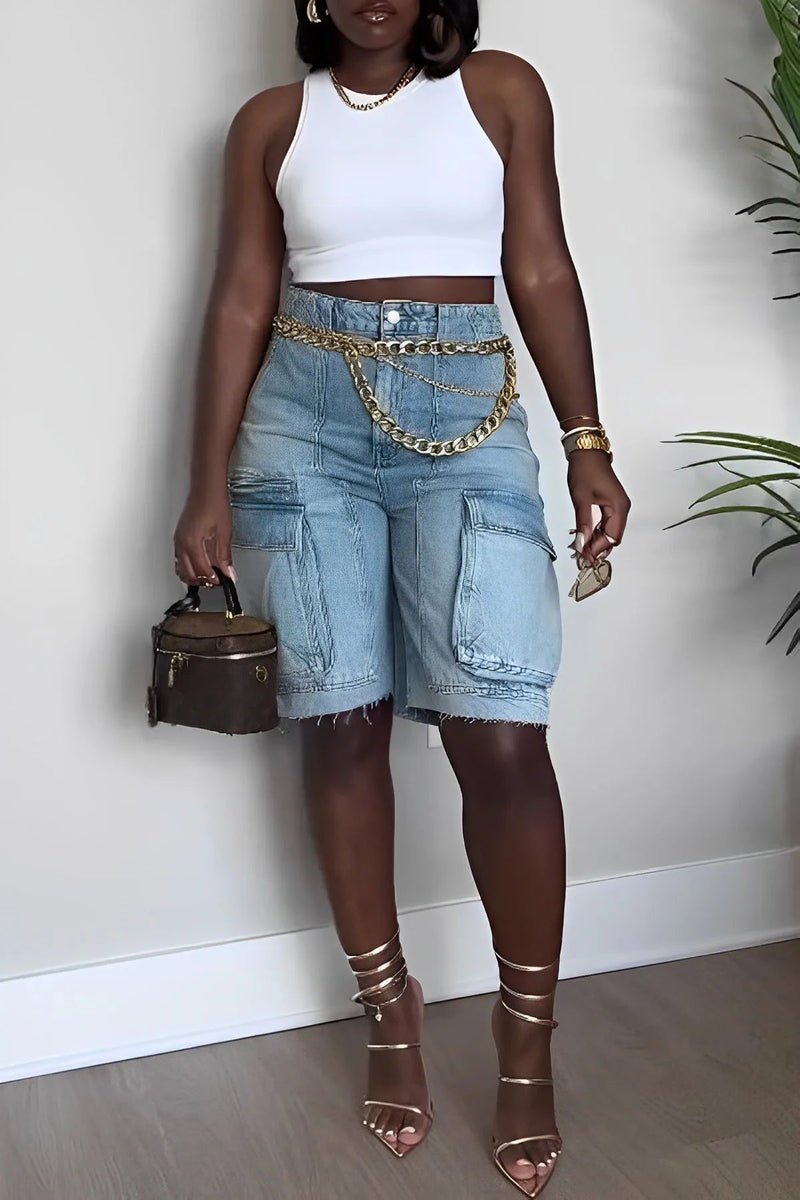 Noa – Knielange Shorts mit ausgefranstem Saum und auffälliger Kette