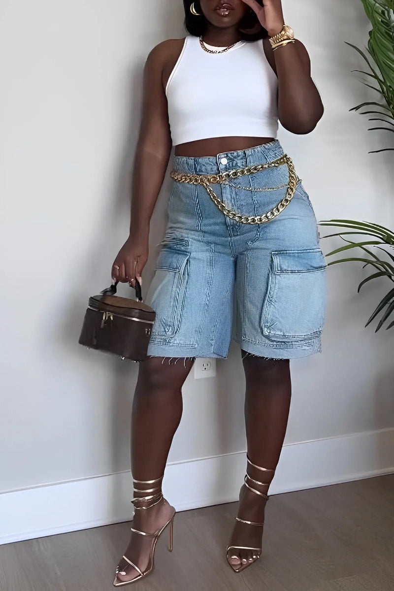 Noa – Knielange Shorts mit ausgefranstem Saum und auffälliger Kette